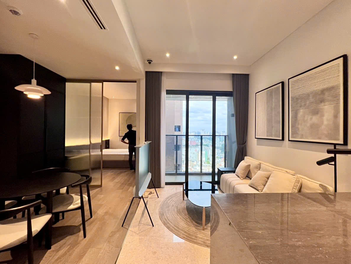 Luxury 1 bedroom apartment for rent at The Marq with modern furnishings and stunning Landmark 81 views